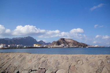 ADEN, YEmen - 21 ARALIK: Cazibe Aden - 21 ARALIK 2014 Aden 'de bir kayanın üzerindeki mobil reklam operatörü