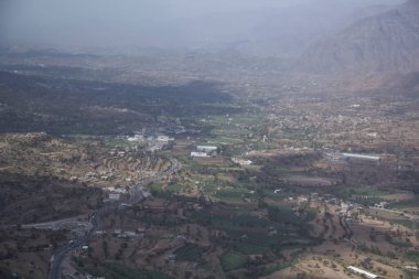 Yemen 'deki dağlarda güzel pirinç terasları manzarası.