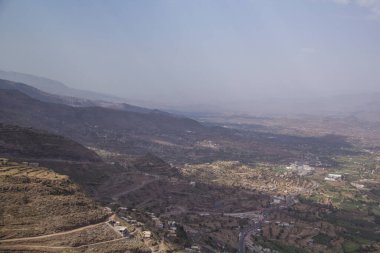 Yemen 'deki dağlarda güzel pirinç terasları manzarası.