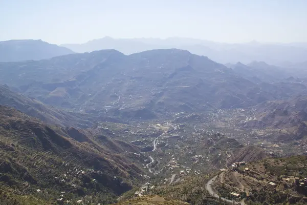 Dağ flamalar ve terasların yemen güzel görünüm