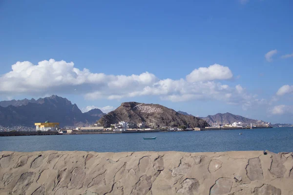 ADEN, YEmen - 21 ARALIK: Cazibe Aden - 21 ARALIK 2014 Aden 'de bir kayanın üzerindeki mobil reklam operatörü