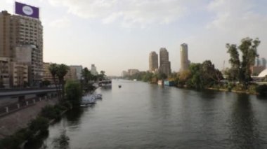 Mısır, Kahire 'deki Nil Nehri' nin rıhtımındaki binaların güzel manzarası.