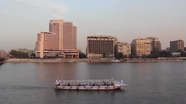 Mısır Kahire Deki Nil Nehri Nin Rıhtımındaki Binaların Güzel Manzarası — Stok video