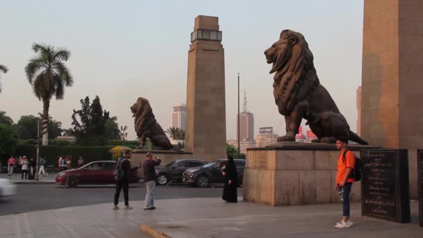 Het Massieve Standbeeld Van Leeuw Siert Qasr Nil Brug Die — Stockvideo