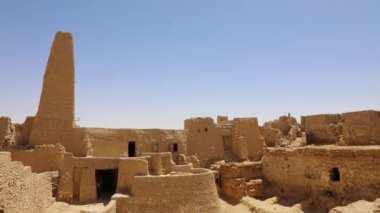 Mısır 'ın Siwa Oasis kentindeki Kâhin Tapınağı yakınlarındaki Aghurmi Camii' nin güzel manzarası.