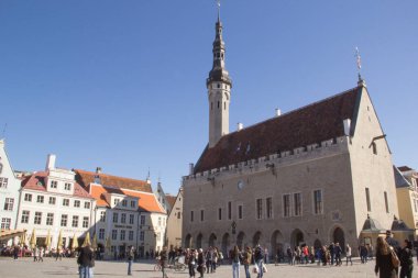 Tallinn, Estonya 'da güneşli bir günde Tallinn Belediye Binası' nın güzel manzarası