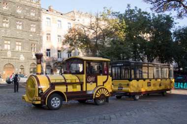 Lviv, Ukrayna'nın merkezi sokakta parlak turizm van