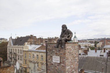 Lviv, Ukrayna 'daki çatılardan birinin baca temizleme heykelinin güzel manzarası.