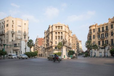 Midan Talaat Harb Meydanı 'ndaki Midan Talaat Harb Meydanı' nda bulunan Mısırlı ekonomist ve Banque Misr 'in kurucusu olan Talaat Harb' ın heykeli.