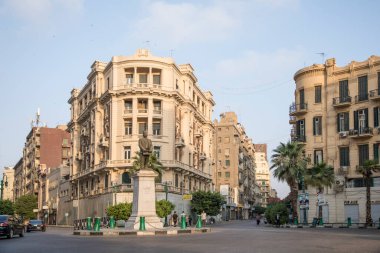 Midan Talaat Harb Meydanı 'ndaki Midan Talaat Harb Meydanı' nda bulunan Mısırlı ekonomist ve Banque Misr 'in kurucusu olan Talaat Harb' ın heykeli.