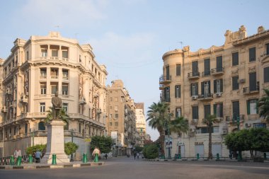 Midan Talaat Harb Meydanı 'ndaki Midan Talaat Harb Meydanı' nda bulunan Mısırlı ekonomist ve Banque Misr 'in kurucusu olan Talaat Harb' ın heykeli.