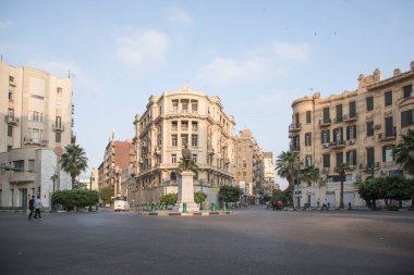 Midan Talaat Harb Meydanı 'ndaki Midan Talaat Harb Meydanı' nda bulunan Mısırlı ekonomist ve Banque Misr 'in kurucusu olan Talaat Harb' ın heykeli.