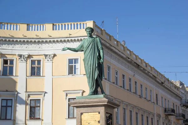 Odesa 'nın sembolü. Odesa, Ukrayna' daki Duke de Richelieu 'nun bronz bir anıtı.