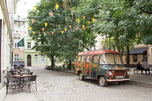 リヴィウ ウクライナの中心の通りに明るい観光バン — ストック写真