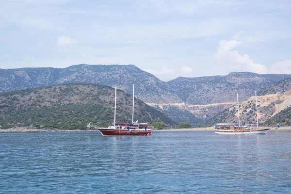 在土耳其一个阳光明媚的夏日 美丽的海湾风景和游艇 — 图库照片