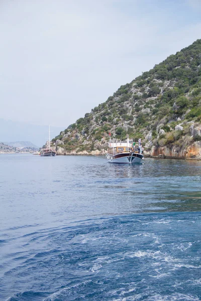 美丽的景色 在一个阳光明媚的夏日 土耳其的海上湾和快乐游艇 — 图库照片