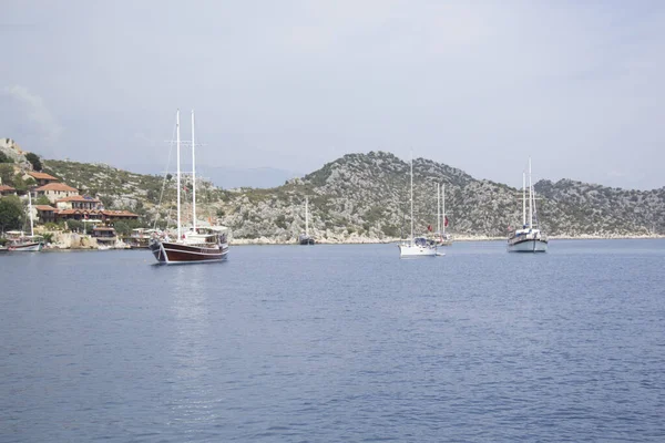 在土耳其一个阳光明媚的夏日 美丽的海湾风景和游艇 — 图库照片
