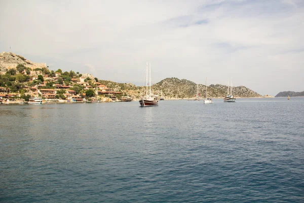 日当たりの良い夏の日 トルコの海湾と喜びヨットの美しい景色 — ストック写真