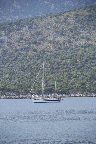 日当たりの良い夏の日 トルコの海湾と喜びヨットの美しい景色 — ストック写真