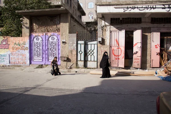 イエメンのサナーの街の人々 ロイヤリティフリーのストック画像