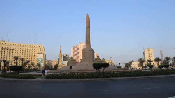 Obelisk Ramses Surrounded Four Ancient Sandstone Sphinxes Cairo Egypt — Stock Video