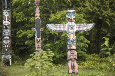 Kanada, Vancouver 'daki Stanley Park' taki Totem Kutbu 'nun güzel manzarası