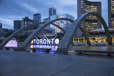 Toronto Tabelasının güzel manzarası Kanada, Toronto 'daki Nathan Phillips Meydanı' nda üç boyutlu bir işaret.