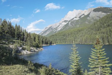 Kanada 'daki Banff Ulusal Parkı' ndaki İki Jake Gölü 'nün güzel manzarası