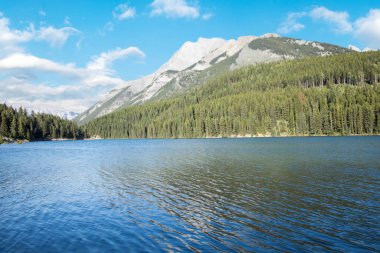 Kanada 'daki Banff Ulusal Parkı' ndaki İki Jake Gölü 'nün güzel manzarası