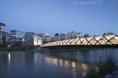 Calgary, Kanada 'daki Barış Köprüsü' nün güzel manzarası.