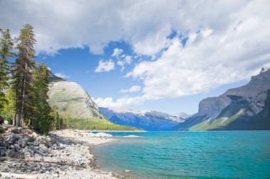 Kanada 'daki Banff Ulusal Parkı' ndaki Minnewanka Gölü 'nün güzel manzarası