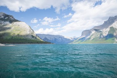 Kanada 'daki Banff Ulusal Parkı' ndaki Minnewanka Gölü 'nün güzel manzarası