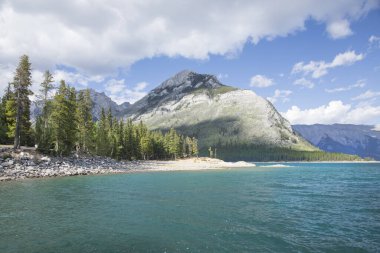 Kanada 'daki Banff Ulusal Parkı' ndaki Minnewanka Gölü 'nün güzel manzarası