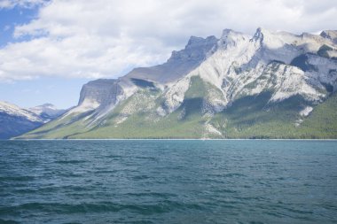 Kanada 'daki Banff Ulusal Parkı' ndaki Minnewanka Gölü 'nün güzel manzarası