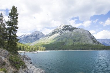 Kanada 'daki Banff Ulusal Parkı' ndaki Minnewanka Gölü 'nün güzel manzarası