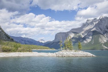 Kanada 'daki Banff Ulusal Parkı' ndaki Minnewanka Gölü 'nün güzel manzarası
