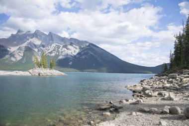 Kanada 'daki Banff Ulusal Parkı' ndaki Minnewanka Gölü 'nün güzel manzarası