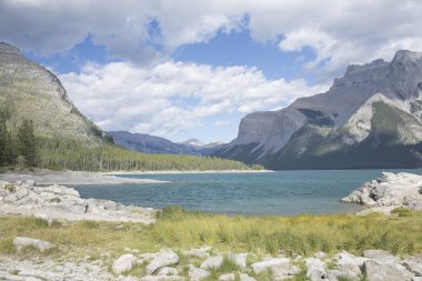 Kanada 'daki Banff Ulusal Parkı' ndaki Minnewanka Gölü 'nün güzel manzarası