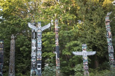Kanada, Vancouver 'daki Stanley Park' taki Totem Kutbu 'nun güzel manzarası