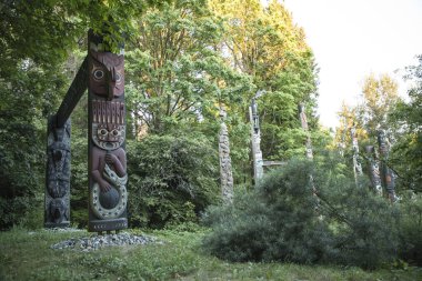 Kanada, Vancouver 'daki Stanley Park' taki Totem Kutbu 'nun güzel manzarası