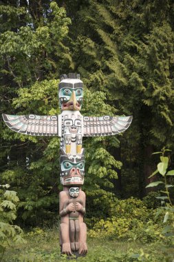 Kanada, Vancouver 'daki Stanley Park' taki Totem Kutbu 'nun güzel manzarası
