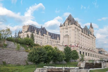 Kanada, Ottawa 'daki Rideau Kanalı' ndaki Fairmont Şatosu Laurier 'in güzel manzarası.
