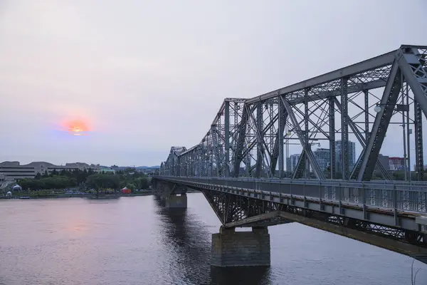 加拿大渥太华亚历山德拉桥的美丽景色 — 图库照片
