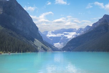 Kanada 'daki Banff Ulusal Parkı' nda Louise Gölü 'nün güzel manzarası