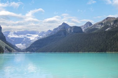 Kanada 'daki Banff Ulusal Parkı' nda Louise Gölü 'nün güzel manzarası