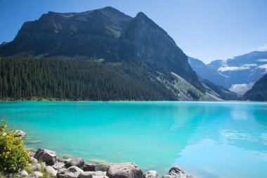 Kanada 'daki Banff Ulusal Parkı' nda Louise Gölü 'nün güzel manzarası