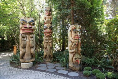 Kanada, Vancouver 'daki Capilano Köprü Parkı' ndaki Totem Kutbu 'nun güzel manzarası