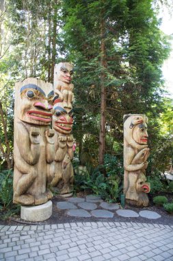 Kanada, Vancouver 'daki Capilano Köprü Parkı' ndaki Totem Kutbu 'nun güzel manzarası