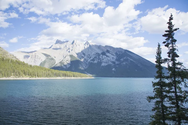 Kanada 'daki Banff Ulusal Parkı' ndaki Minnewanka Gölü 'nün güzel manzarası