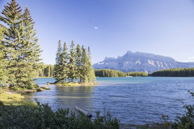 Kanada 'daki Banff Ulusal Parkı' ndaki İki Jake Gölü 'nün güzel manzarası